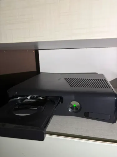 Xbox 360 Slim Console (Modelo 1439) + Cabos do Console + Kinect com cabo
