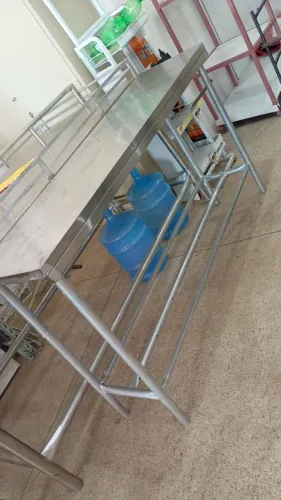 Mesa de inox com os pes calvanizado e paneleiro de 1,50mx43cm