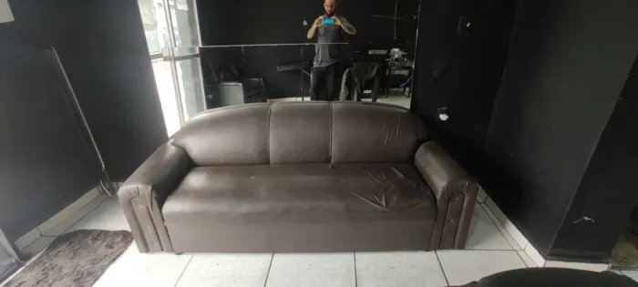 Vendo sofá de couro sintético marrom. Em ótimo estado