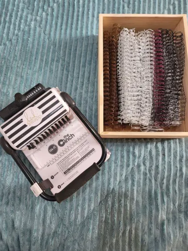 Encadernadora The Cinch We R Memory Keepers + Kit de Wire-O 