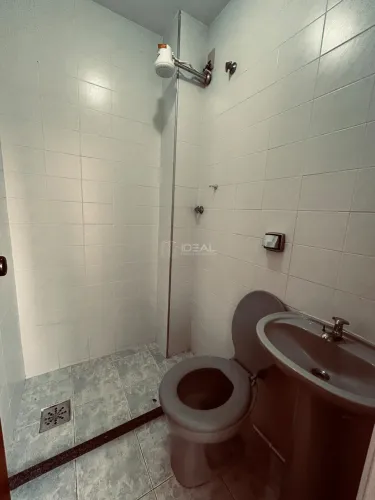 Apartamento no Centro de Campos dos Goytacazes com 3 dormitórios, 2 banheiros e locação po