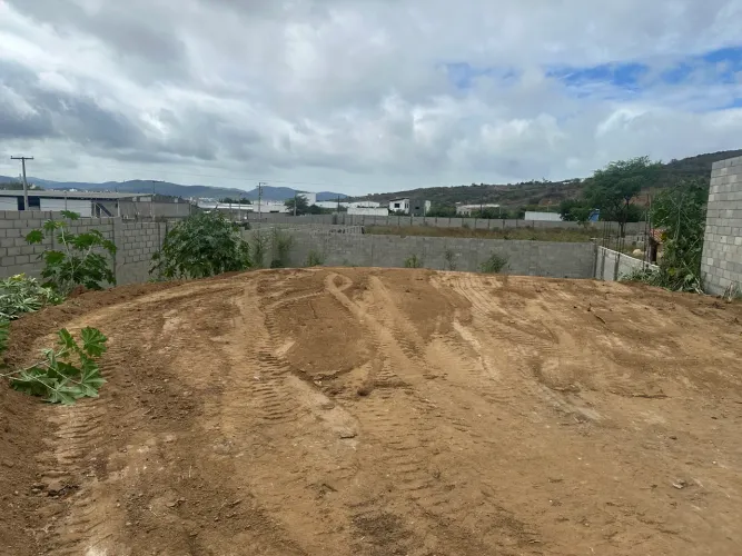 Vende-se terreno na Área Industrial de Jequié. ? Terreno medindo 18 x 35 metros.