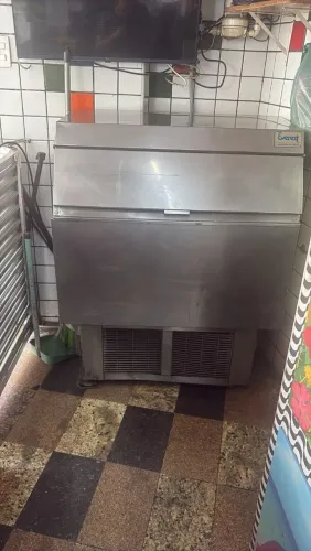 máquina de gelo com defeito 