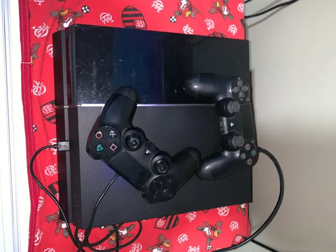 Ps4 fat, 2 controles, 1 cabo pra carregar os controles. Não acompanha nenhum jogo