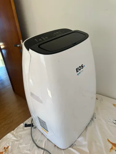 Ar-Condicionado Portátil EOS Arctic Fresh (geralmente de 10.000 ou 12.000 BTUs).
