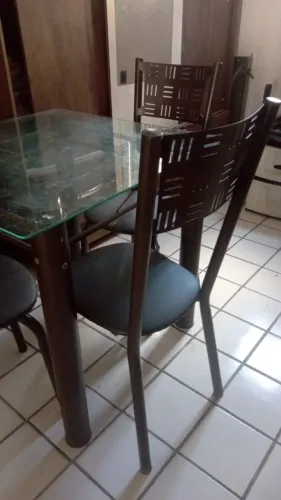 Mesa de jantar com 4 cadeiras