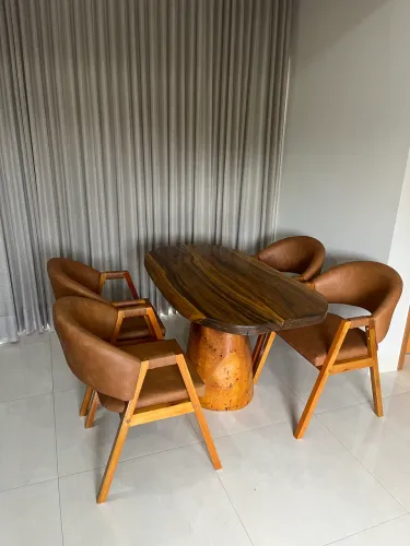 Mesa oval cogumelo em madeira maciça 
