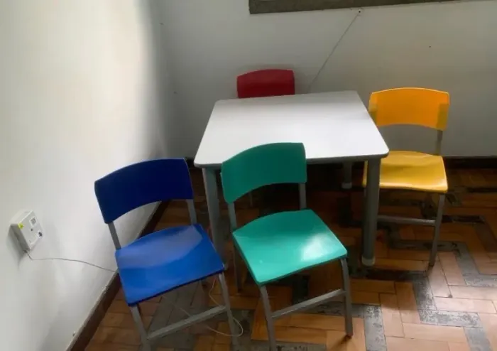 Conjunto de mesa infantil e cadeirinhas super conservado. 