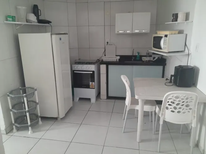 ALUGO APTO POR TEMPORADA, 1 QUARTO.