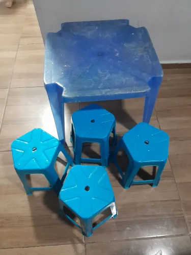 Mesa infantil com banquinhos