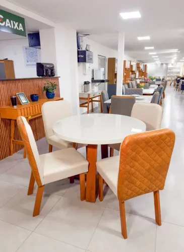 Sala de jantar com 4 cadeiras estofadas Nova a pronta entrega 