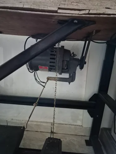 Maquina overlok semi industrial. 