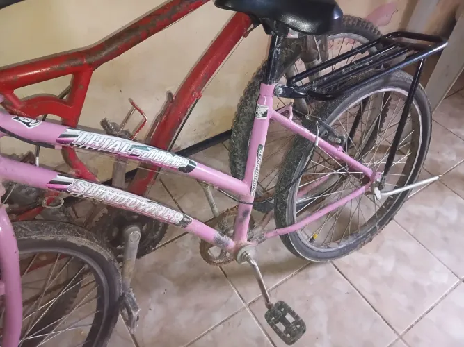 Bicicleta rosa feminina usada