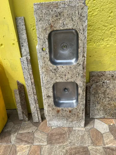 Pia de granito com duas cubas de inox