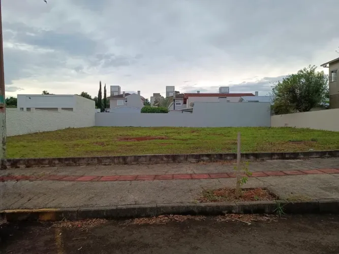 TERRENOS A VENDA EM ÓTIMA LOCALIZAÇÃO