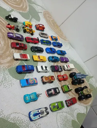 Carrinhos de Metal de Brinquedo para colecionador com 33 carros é uma moto 