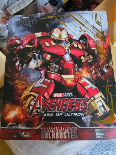  Iron Man Mark XLIV Hulkbuster da linha DLX da Threezero.