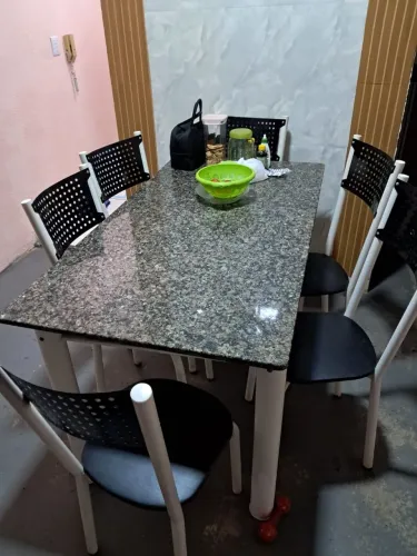VENDE-SE MESA COM 6 CADEIRAS DE MÁRMORE