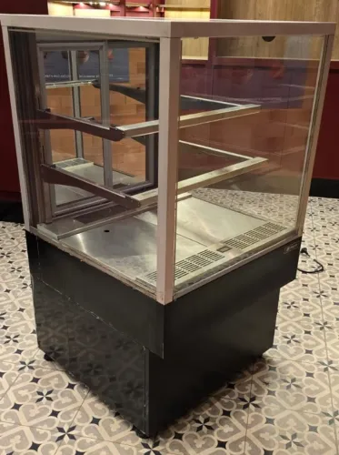 Vitrine Refrigerada Macom - Semi Nova, LED, 2 Prateleiras