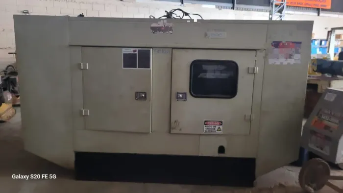  Grupo gerador 55 KVA/50 KVA cabinado ano 2013