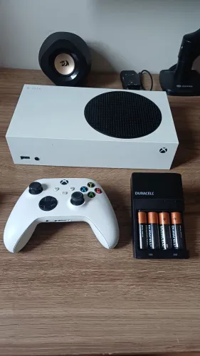 Xbox séries s com 3 jogos