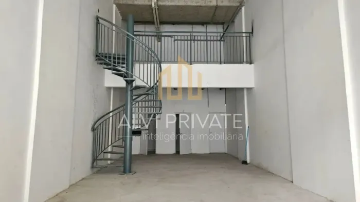 Sala comercial térrea para locação em ponto estratégico da Pompeia.