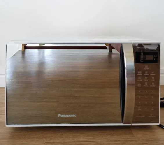 Micro-ondas Panasonic 21 litros com desodorizador e função pega-fácil