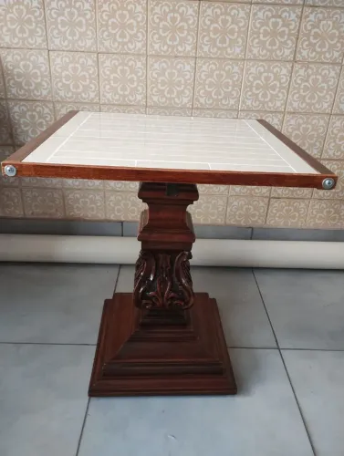 Mesa de madeira com porcelanato