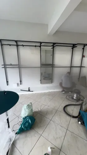 Araras para loja de roupas completa com caixa balcão, provador e espelhos com led 