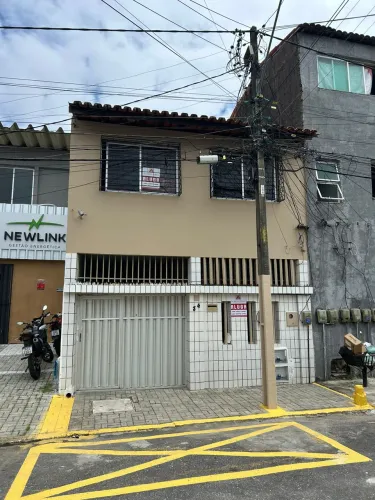 Casa bem localizada, com fácil acesso a comércios, serviços e demais facilidades da região