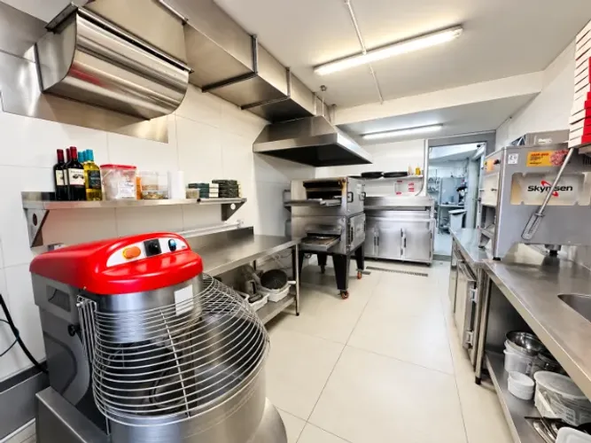 Cozinha Completa Funcionando como Pizzaria e Hamburgueria