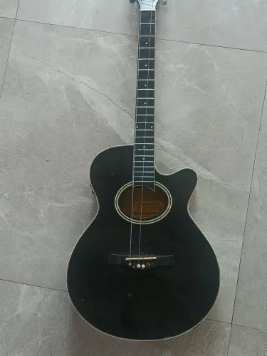 Violão só que tá com problema na elétrica e sem cordas sem os pinos e com capa