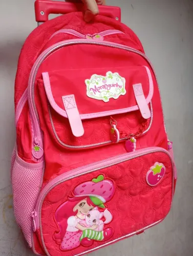 Mochila de rodinha Moranguinho nova 