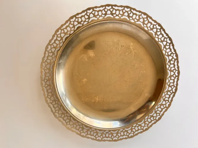 Fruteira/Prato Decorativo com Borda Rendada Vazada ? Dourado Vintage