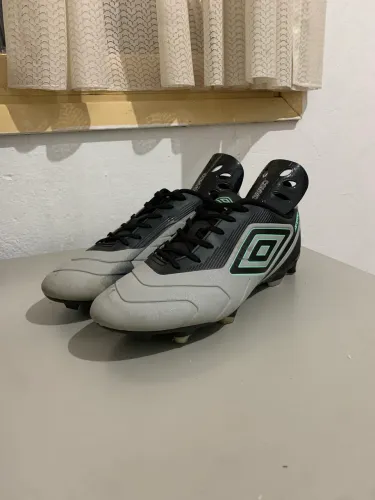 Chuteira umbro attak campo tamanho 43