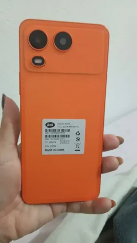 Telefone vendo um telefone novo na caixa oito dias de comprado a marca do telefone é a 200