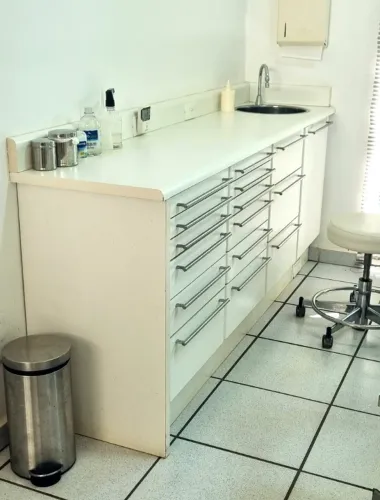 Móvel odontológico de madeira, branco, cuba inox, torneira, acionamento p/ água c/ pedal