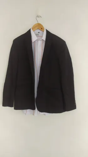 Bleiser preto Cia do terno skinny Tam 52 e camisa branca de listra klafer Tam 2p
