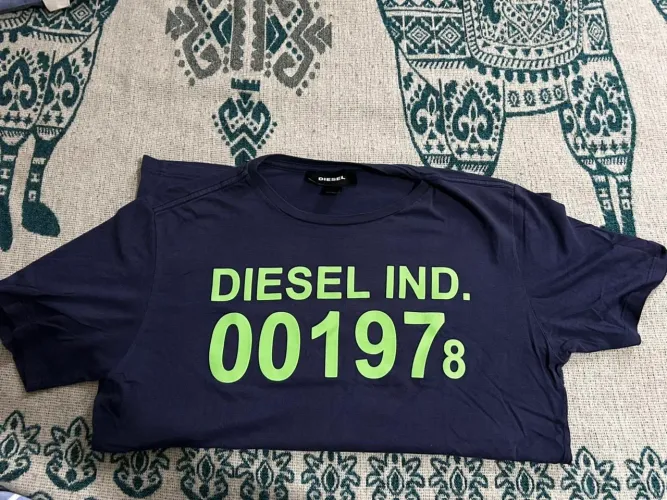 Camiseta Diesel azul marinho tamanho M