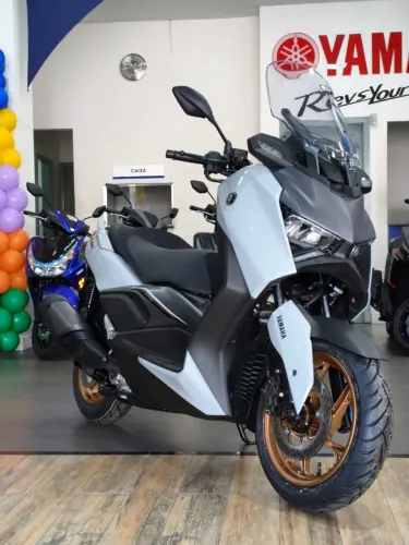 NÃO É SÓ UMA SCOOTER. É UMA XMAX 300 CONNECTED 2026