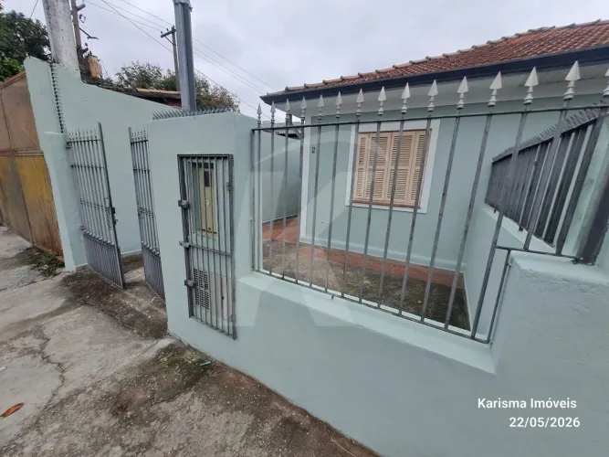 Casa com 2 quartos, sala, cozinha, banheiro, área de serviço, 1 vaga de garagem.