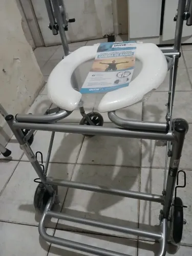 Cadeira de banho com rodas, nova!! Cadeira de banho dune nunca usada!