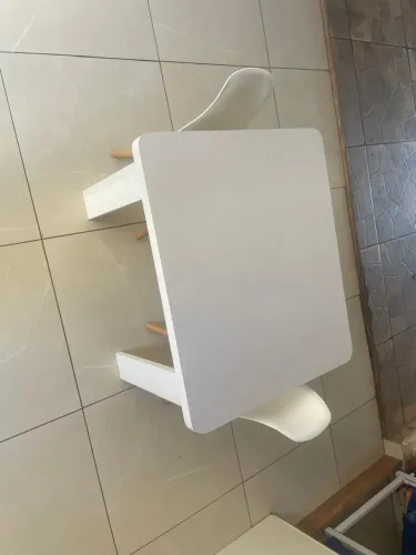 Mesinha em mdf reforçado com cadeiras
