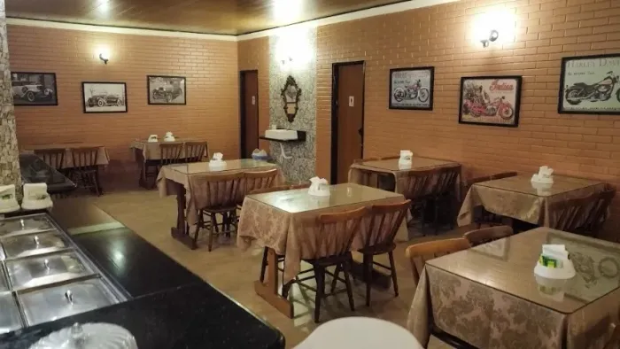 Conjunto 4 Cadeiras em Madedira com Mesa e Tampo de Vidro Temperado