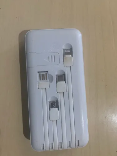 ? Power Bank Branca Semi Nova - Cabos Integrados para Todos os Celulares!