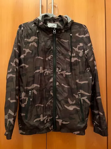 Corta vento camuflada