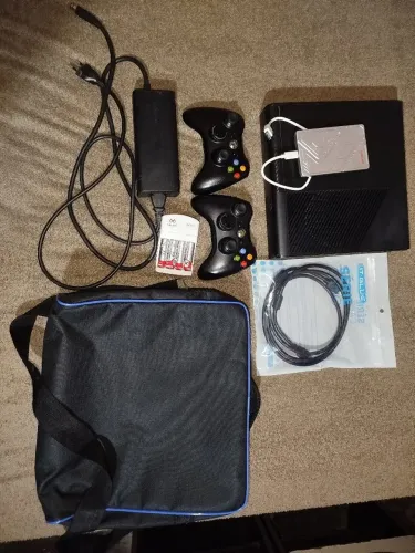 Xbox 360 Super Slim 2 Controles 1TB