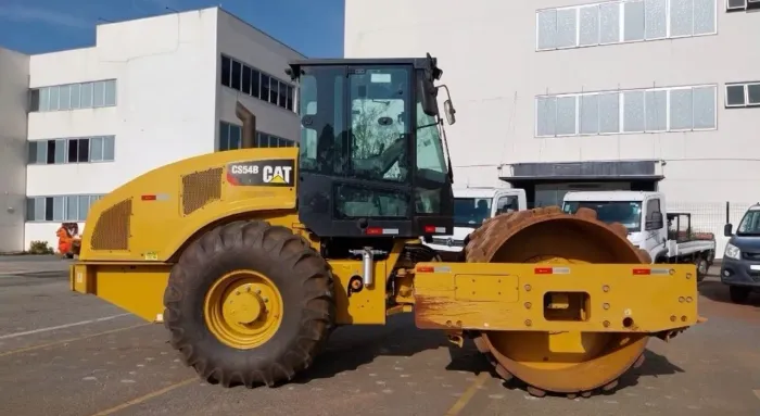 Rolo Compactador Caterpillar Case CS54B ano 2021, Pé de Carneiro, com 2.000 horas, em MG