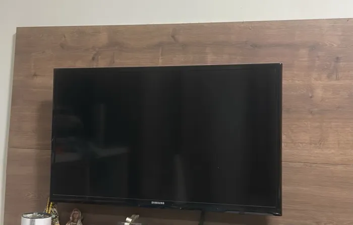 Vendo TV 32polegadas + painel e suporte muito conservado.