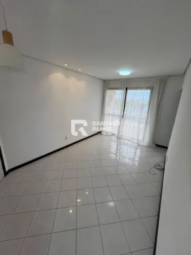 Apartamento 2/4 (sendo 1 suíte), com guarda-roupas nos quartos, armários completos na cozi